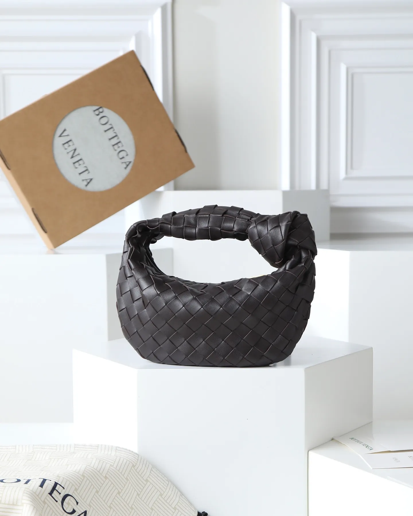 800. Bottega veneta͙.——-The latest braided and knotted hobo🔥 The top-grade lambskin leather is very soft, the bag shape is unique, practical and durable. It retains the traditional weaving elements while being a bit more flamboyant ~ Made of hand-woven sheepskin, zipper opening and closing, curved seamless structure, effortless to match. Highly recommended⚠️⚠️⚠️ The most high-end in the market🌈Welcome to compare [Factory complete package] size: 23x15x5cm.   Model: 651876